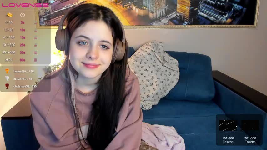 Chaturbate Aynmarie - Then she starts playing with her kinky attitude.