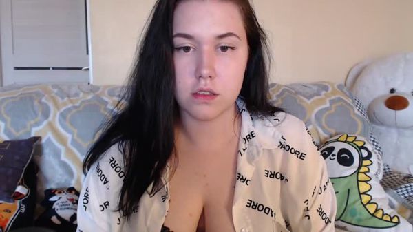 Chaturbate Sweetumspie Watch her as she position her self and put her finger inside her pussy & a tongue on her clit.